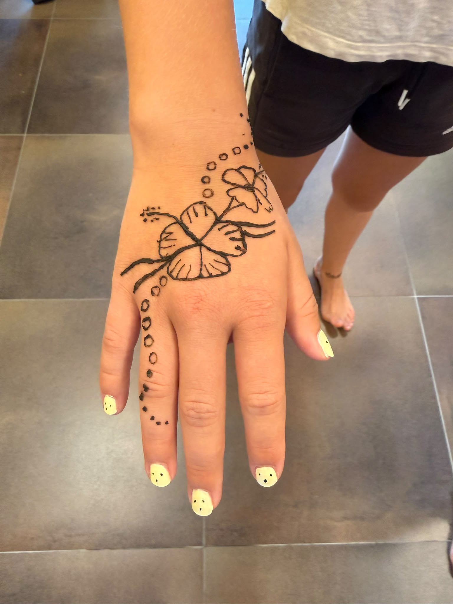 Henna Tattoo und Nagelstyling