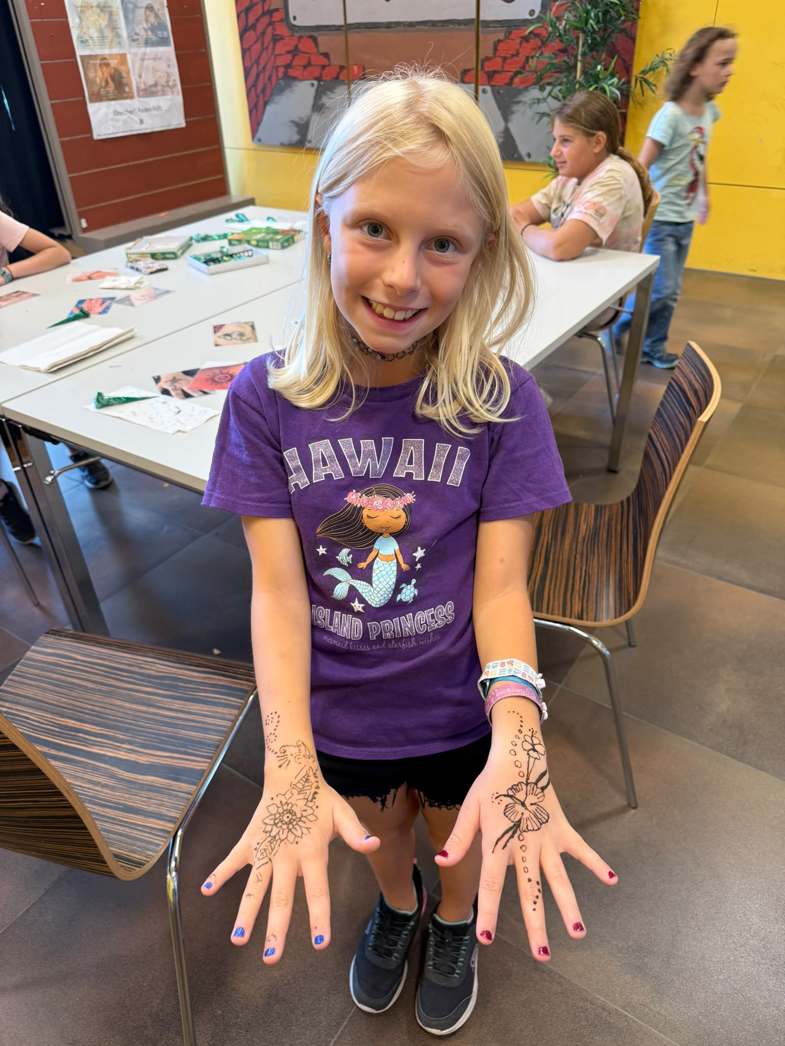 Henna Tattoo und Nagelstyling