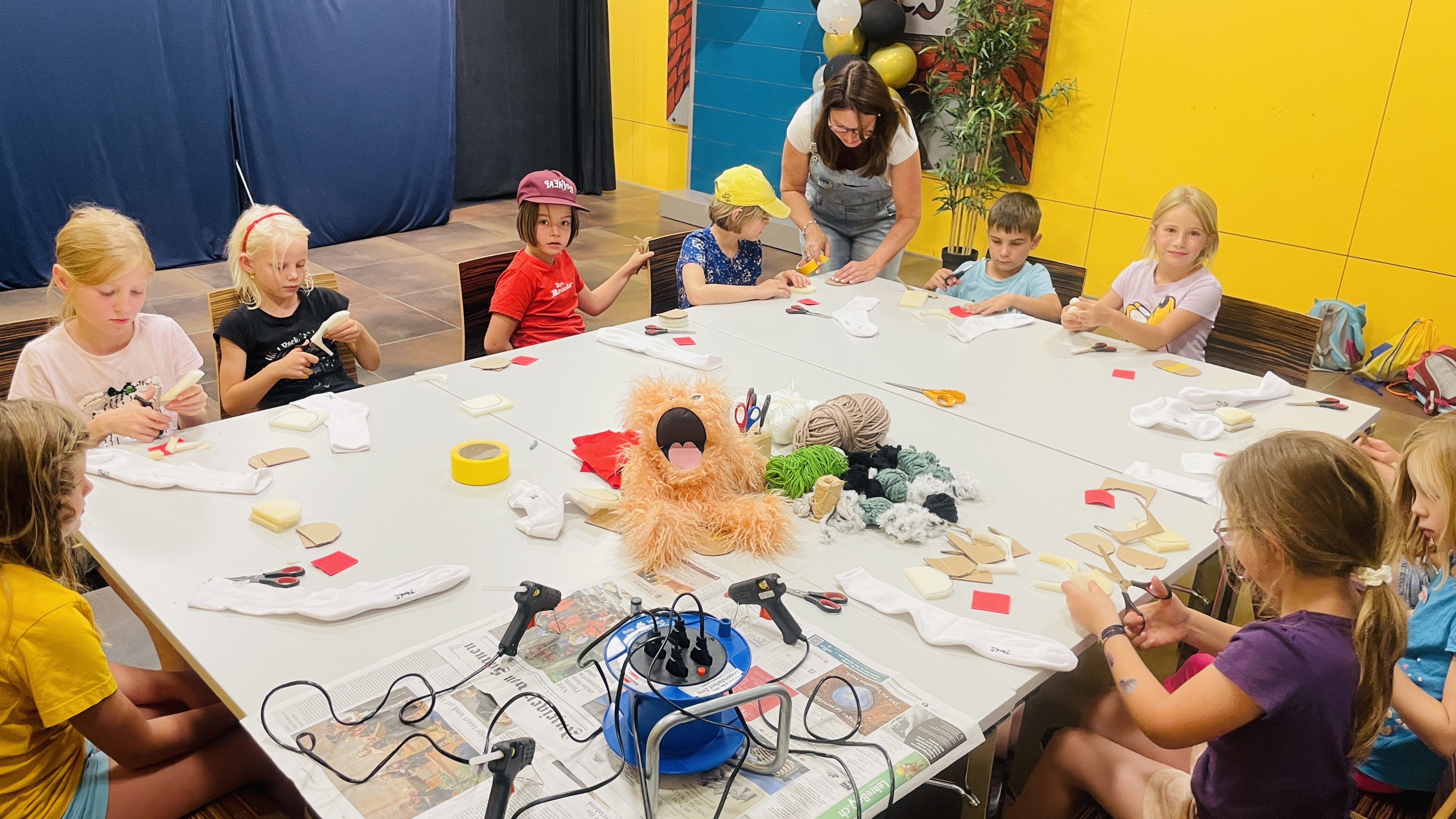 Puppentheater, hier beim Puppen basteln