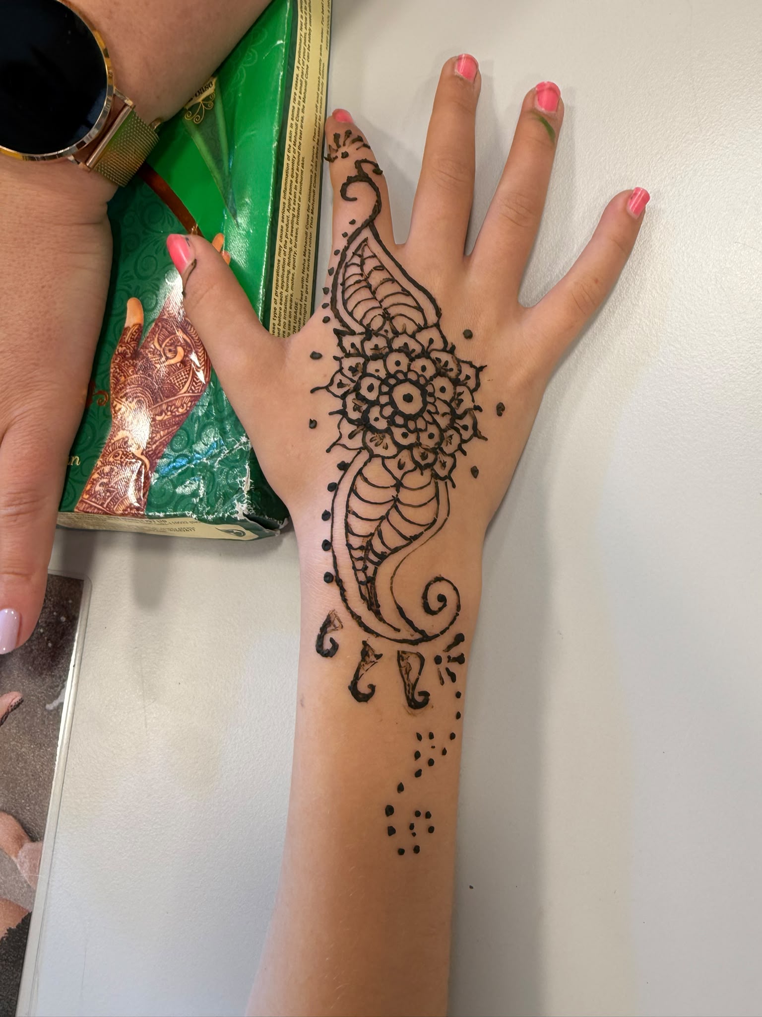 Henna Tattoo und Nagelstyling