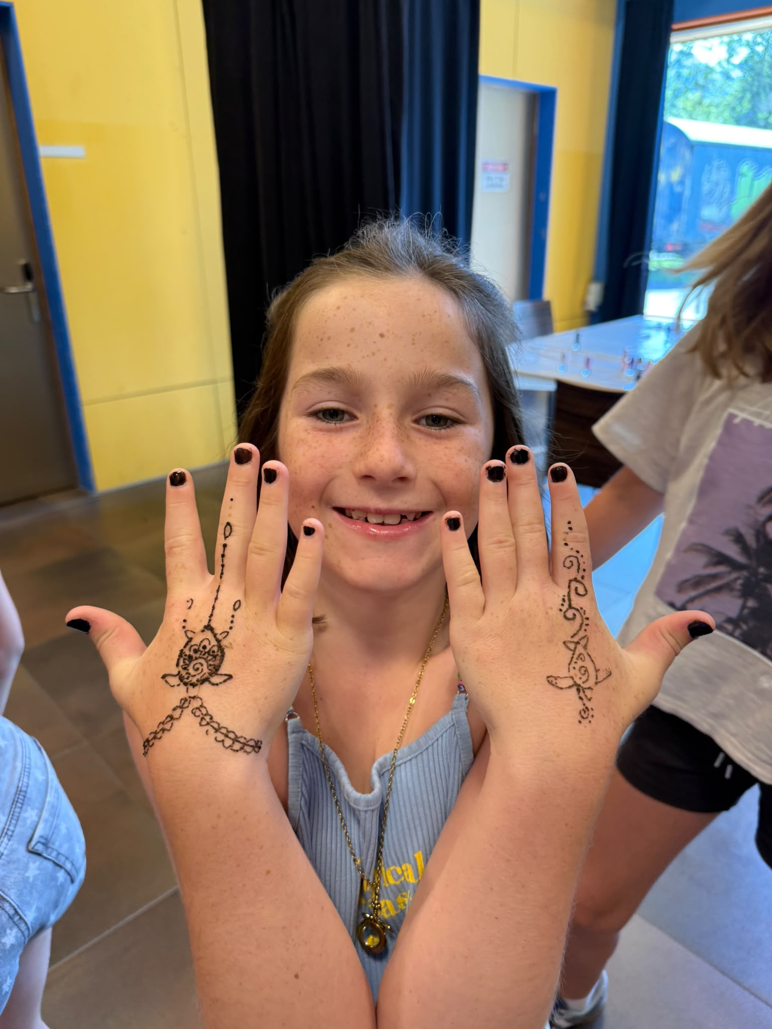 Henna Tattoo und Nagelstyling