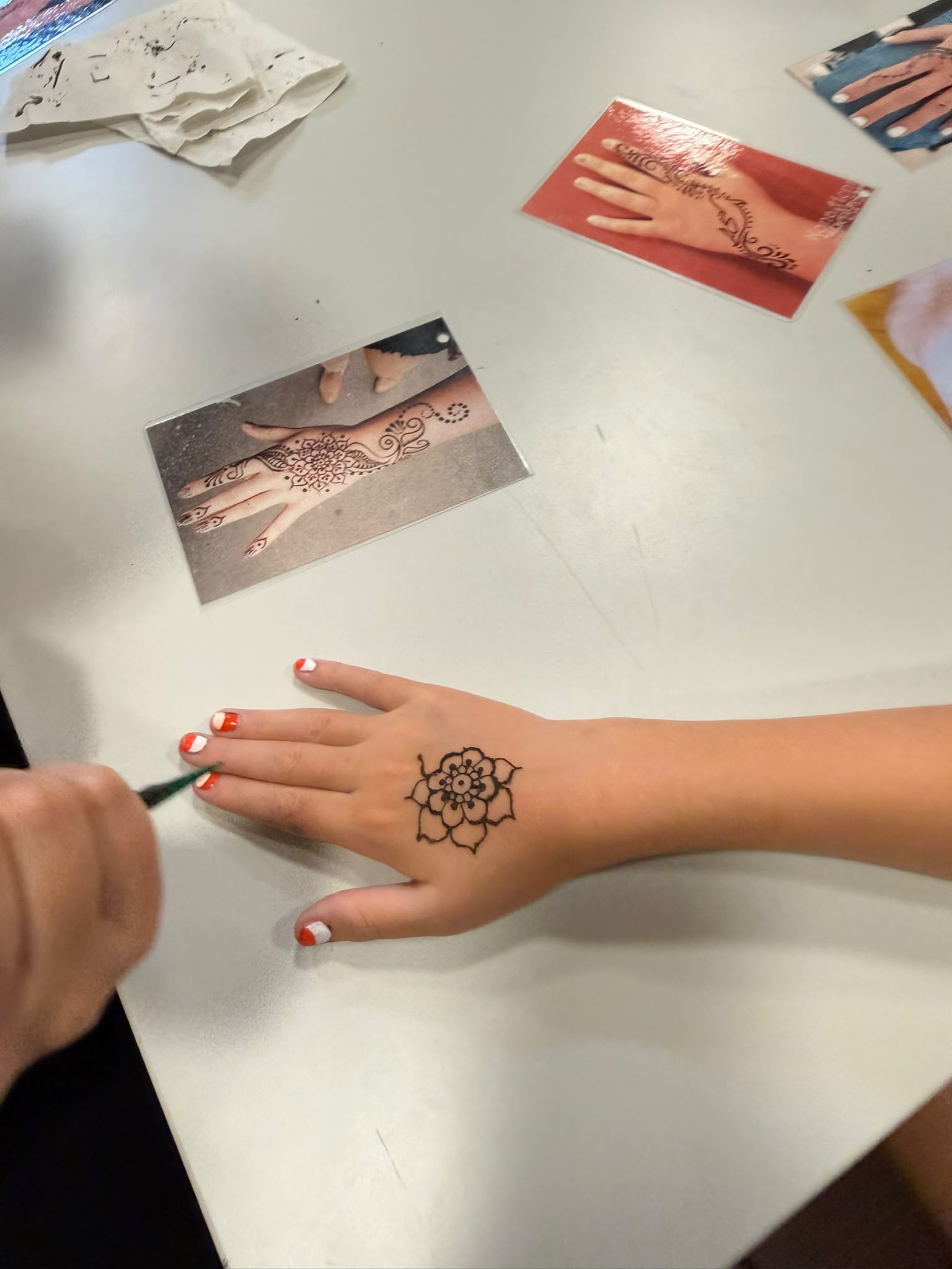 Henna Tattoo und Nagelstyling